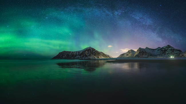 Обои картинки фото природа, реки, озера, водоем, исландия, млечный, путь, северное, сияние, отражение, ночь, горы, звезды
