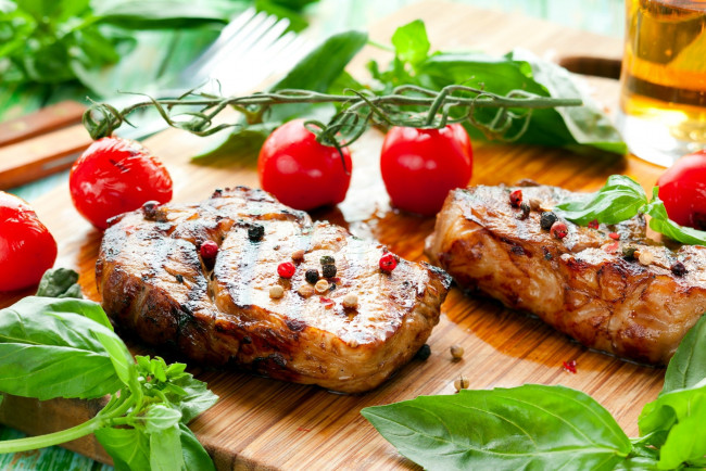 Обои картинки фото еда, мясные блюда, стейк, мясо, томаты, помидоры