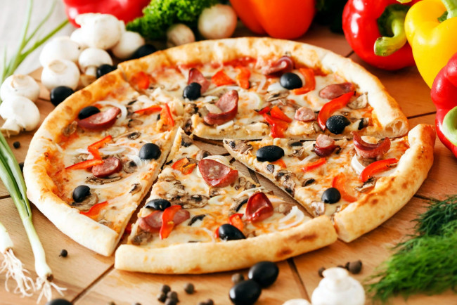 Обои картинки фото еда, пицца, колбаса, перец, маслины