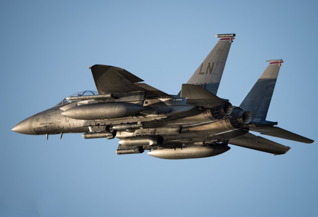 Обои картинки фото авиация, боевые самолёты, боевой, самолёт, f-15e, синее, небо, летит