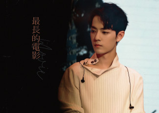 Картинка мужчины xiao+zhan актер свитер наушники