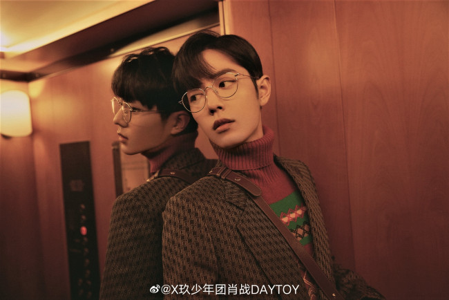 Обои картинки фото мужчины, xiao zhan, актер, очки, пиджак, зеркало