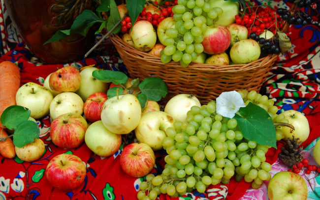 Обои картинки фото еда, яблоки, виноград