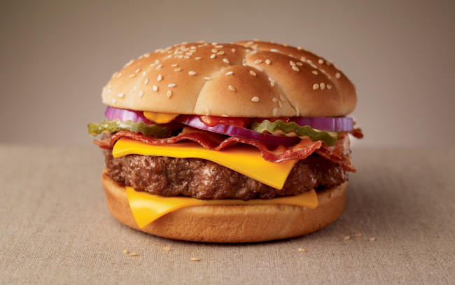 Обои картинки фото еда, бутерброды, гамбургеры, канапе, булочка, лук, котлета, сыр
