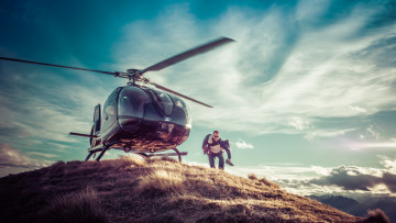 Картинка авиация вертолёты мужчина вертолет облака небо горы фотограф