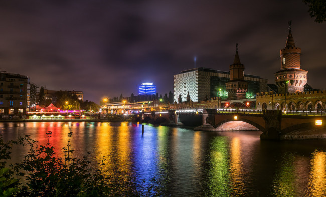 Обои картинки фото berlin, города, берлин , германия, ночь, мост, башни, река