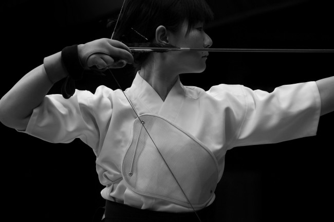 Обои картинки фото девушки, -unsort , Черно-белые обои, японская, девушка, лучница, прицеливание