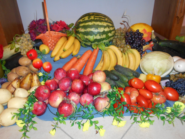 Обои картинки фото натюрморт, еда, фрукты и овощи вместе, томаты, помидоры, капуста, яблоки, морковь, арбуз, виноград, бананы