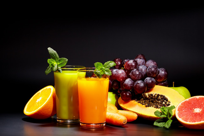 Обои картинки фото еда, напитки,  сок, сок, виноград, морковь, яблоко, мята, цитрусы