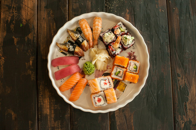 Обои картинки фото еда, рыба,  морепродукты,  суши,  роллы, палочки, вкусно, рис, лосось, роллы