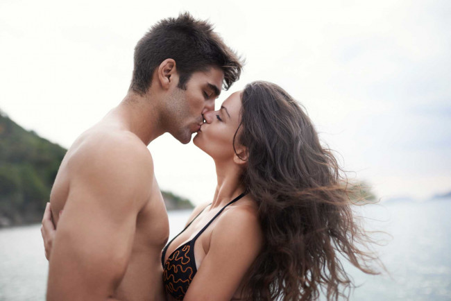 Обои картинки фото разное, мужчина женщина, пара, поцелуй, море