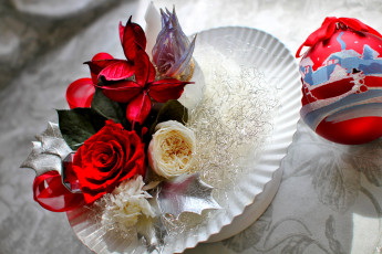 Картинка праздничные мишура гирлянды цветы остролист розы шарик
