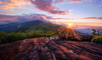 Картинка природа восходы закаты горы камни лес облака солнце