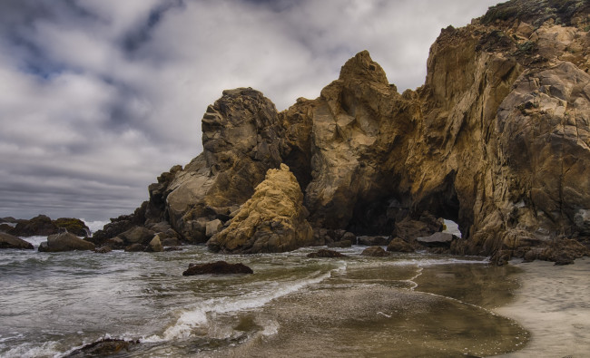 Обои картинки фото природа, побережье, океан, пляж, скалы, тучи, волны