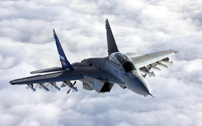 Обои картинки фото авиация, боевые самолёты, небо, полет, самолет, ракеты, облака, вооружение