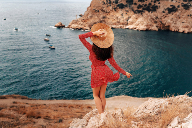Обои картинки фото девушки, ксения цибирова, море, брюнетка, шляпа