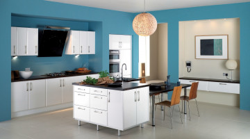 Картинка интерьер кухня плита голубой люстра вытяжка стулья холодильник