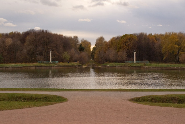 Обои картинки фото природа, парк, облака, озеро, деревья, трава