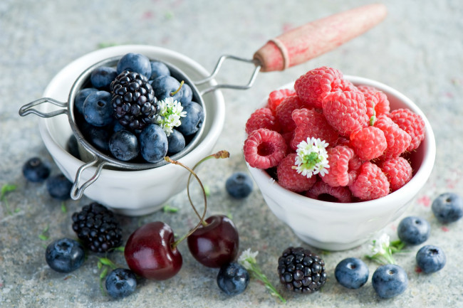 Обои картинки фото еда, фрукты,  ягоды, вишня, голубика, ежевика, малина