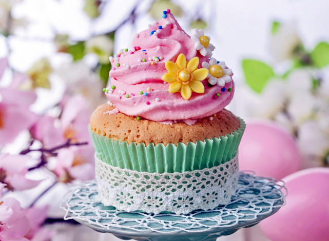 Обои картинки фото еда, пирожные,  кексы,  печенье, цветок, крем, кекс