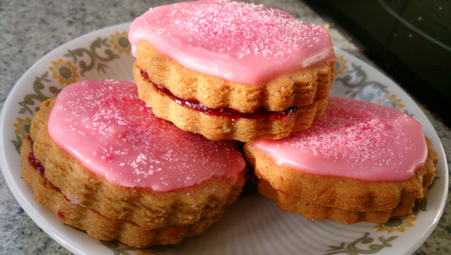 Обои картинки фото еда, пирожные,  кексы,  печенье, розовая, глазурь, джем