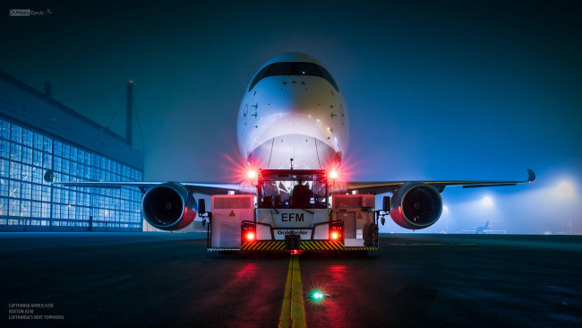Обои картинки фото авиация, пассажирские самолёты, lufthansa, airbus, a350, аэропорт, ночь, буксировка
