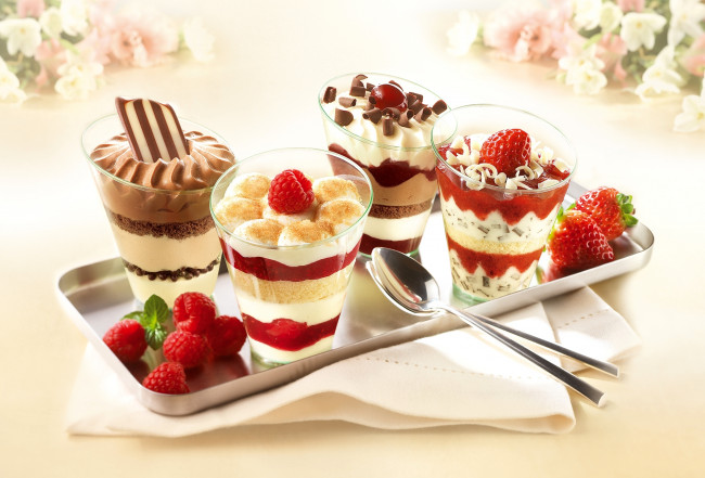 Обои картинки фото еда, мороженое, десерты, десерт, ягоды, малина, клубника