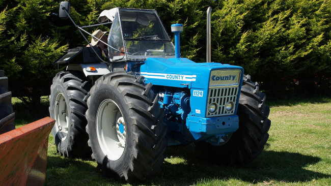 Обои картинки фото ford county 1124 tractor, техника, тракторы, трактор, колесный, тяжелый
