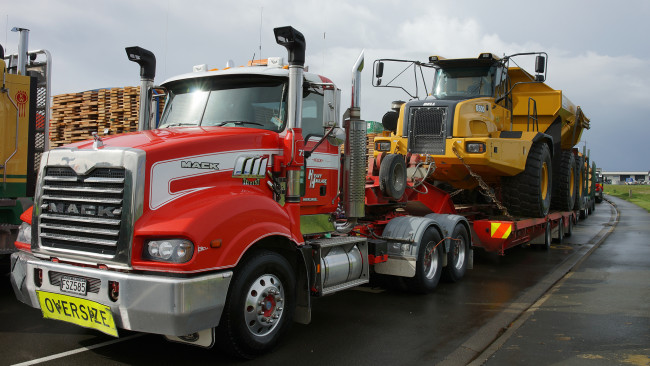 Обои картинки фото mack trident low loader, автомобили, mack, trucks, inc, тяжелые, грузовики, сша
