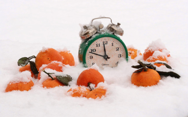 Обои картинки фото еда, цитрусы, часы, снег, мандарины