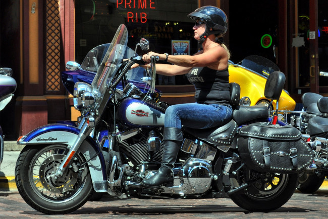 Обои картинки фото harley-davidson, мотоциклы, мото с девушкой, девушка, байк, шлем, сапоги