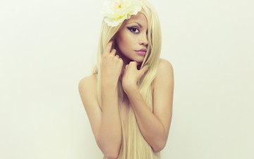 Картинка девушки -unsort+ блондинки блондинка длинные волосы стрелки макияж взгляд девушка лицо фон руки цветок