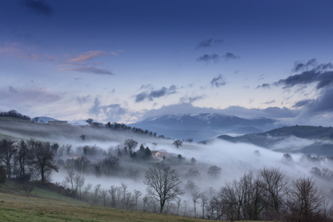 Обои картинки фото природа, горы, облака, небо, дом, туман, осень