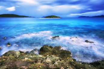 Картинка природа побережье остров деревья капли камни пляж вода