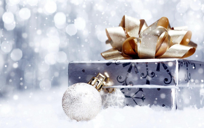 Обои картинки фото праздничные, подарки и коробочки, шарик, подарок, коробка, бант, блики, снег