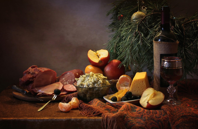 Обои картинки фото еда, натюрморт, маслины, сыр, колбаса, мясо, угощение, вино, оливье, салат, сосна, мандарин, бокал, яблоко