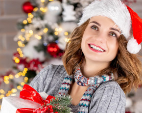 Картинка девушки -+снегурочки шатенка колпак улыбка шарф подарок