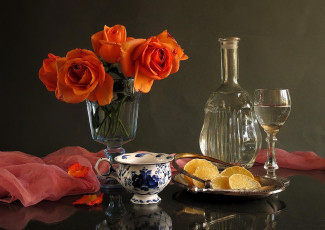 обоя еда, натюрморт, розы, графин, бокал, чашка, лимоны, ткань