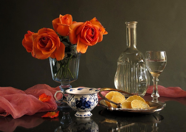 Обои картинки фото еда, натюрморт, розы, графин, бокал, чашка, лимоны, ткань