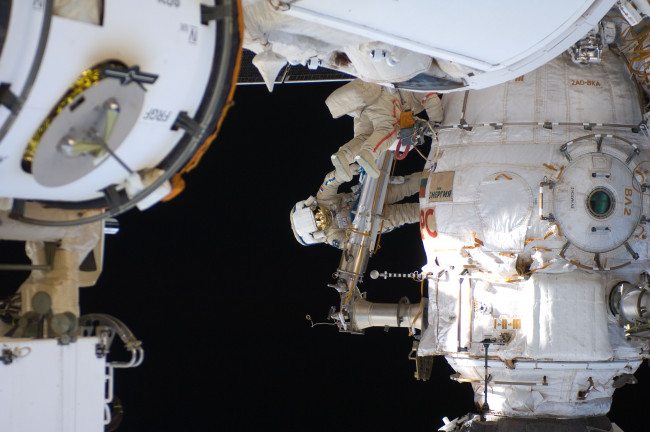 Обои картинки фото космос, космические, корабли, станции, iss, мкс, космонавт