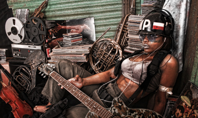 Обои картинки фото девушки, -unsort , темнокожие, магнитофон, скрипка, наушники, очки, каска, гитара, музыкальные, инструменты, диски