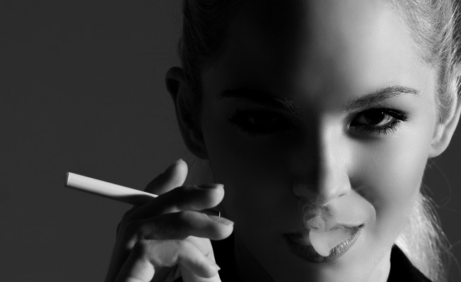 Обои картинки фото katie deluca, девушки, katie, deluca, лицо, сигарета, дым, чёрно-белая