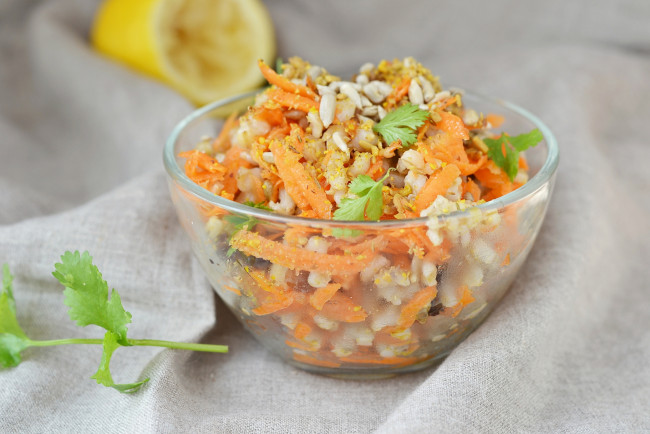 Обои картинки фото еда, салаты,  закуски, рис, семечки, морковь, салат, зелень