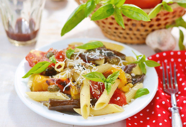 Обои картинки фото еда, макаронные блюда, макароны, перец, помидоры, зелень