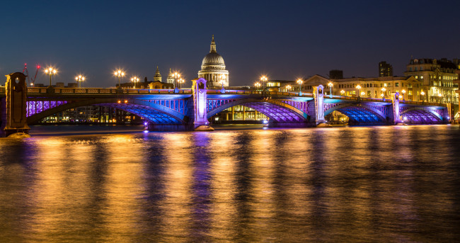 Обои картинки фото southwark bridge and st paul`s cathedral, города, лондон , великобритания, мост, река, ночь, собор