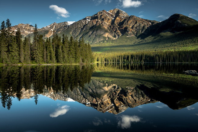 Обои картинки фото природа, реки, озера, вода, отражения, облака, небо, горы, озеро, лес, национальный, парк, джаспер, канада, провинция, альберта
