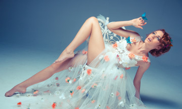 Картинка девушки -unsort+ брюнетки +шатенки elizabeth hassell модель поза ноги платье бабочки цветы стиль