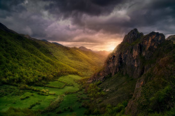 Картинка природа восходы закаты горы небо долина облака тучи свет деревья леса лес