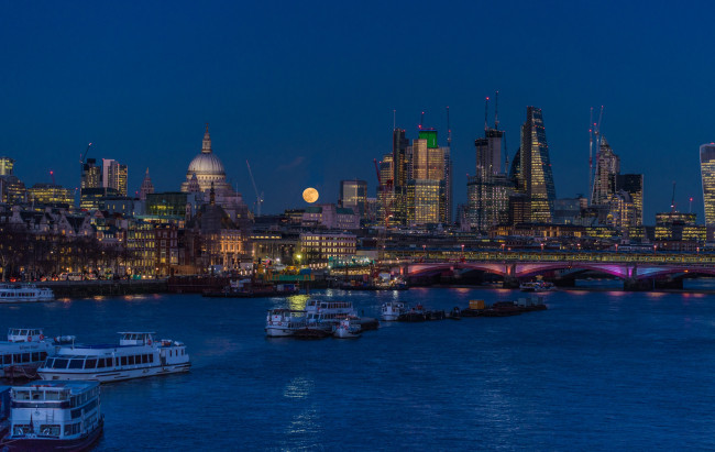 Обои картинки фото города, лондон , великобритания, река, небо, ночь, огни, луна, суда, лондон, англия, дома, мост