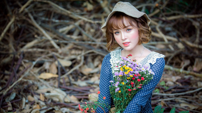 Обои картинки фото девушки, - брюнетки,  шатенки, шапочка, шатенка, букет, цветы